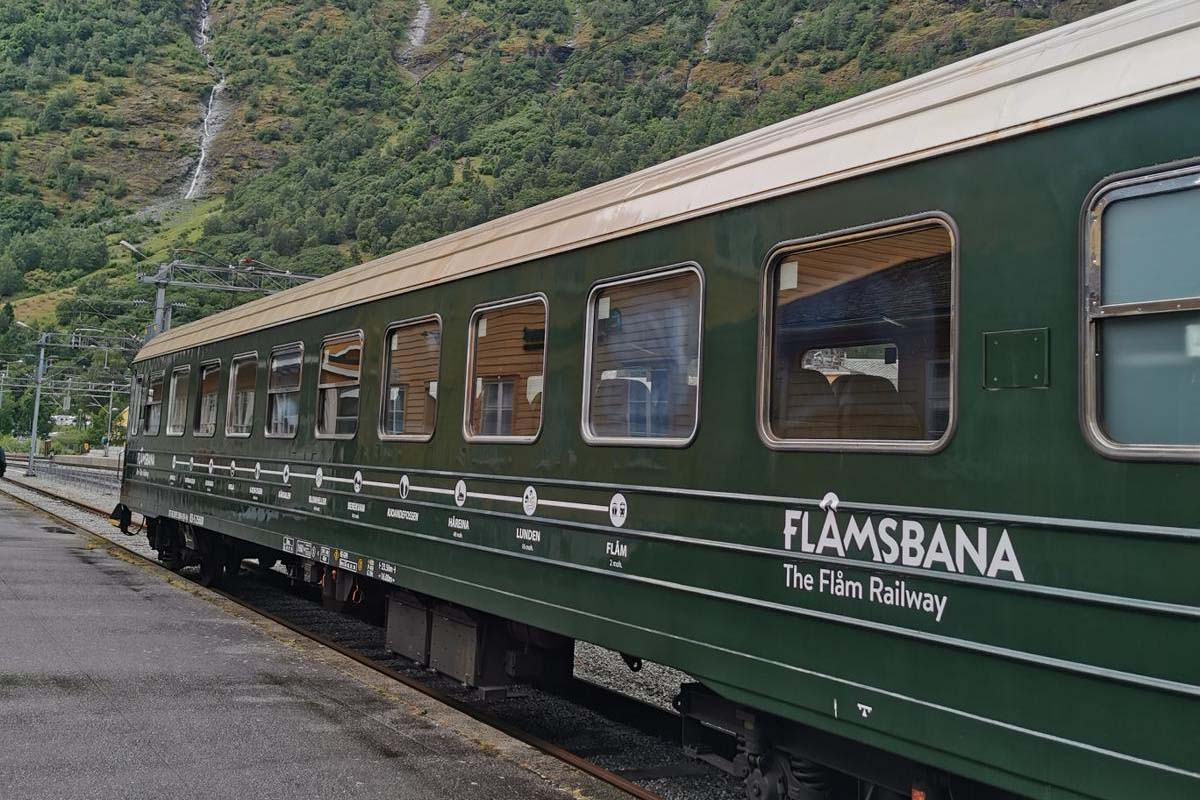 image of a green railway carriage which forms part of the scenic Flam railway